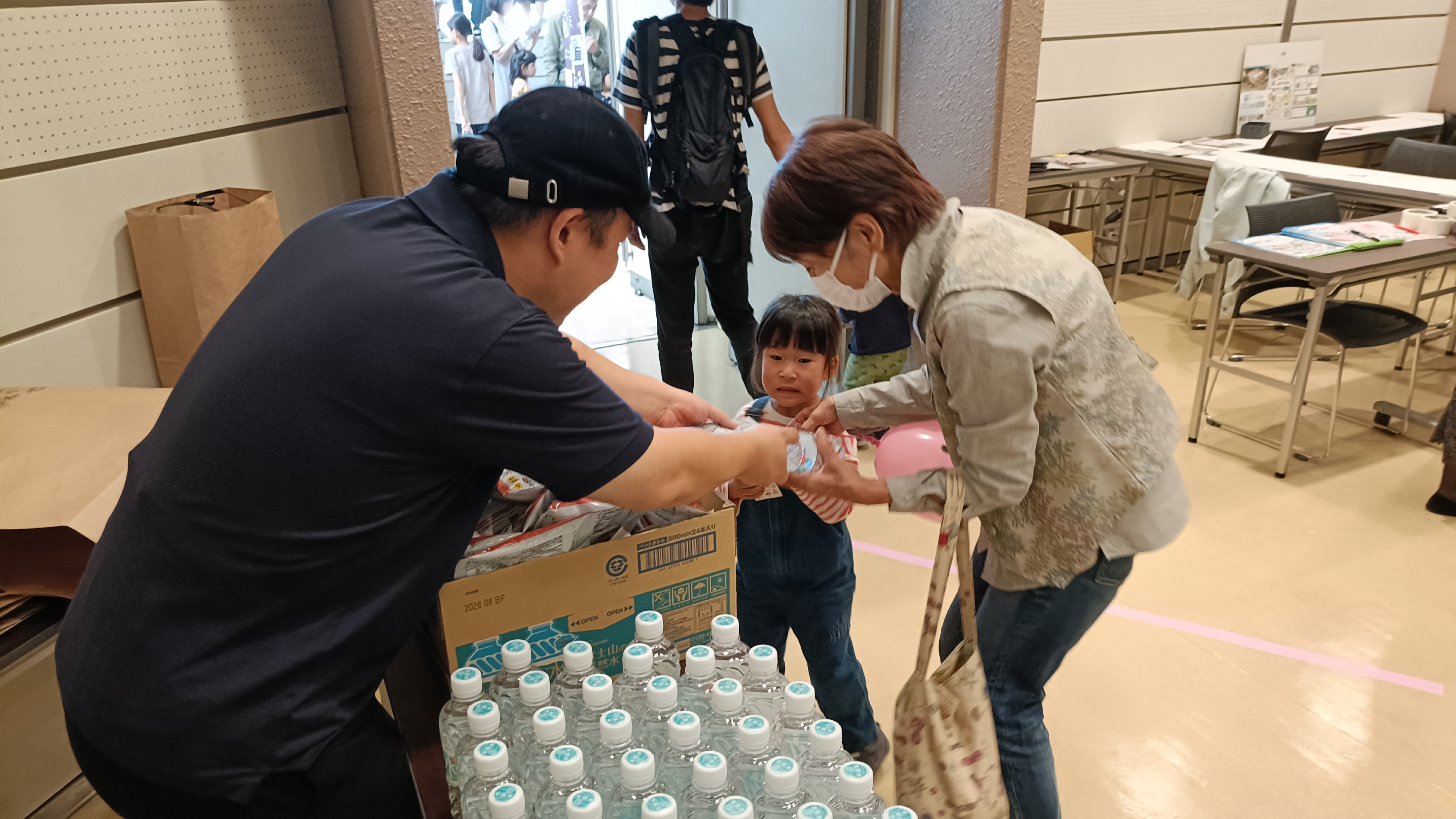 【アイリスオーヤマ株式会社/えびせんべいの里御殿場店】お水、お菓子をプレゼント!