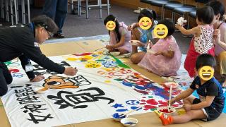 応援旗づくりで選手と地域の子どもたちとの交流イベント