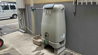 水災害の防止・軽減への対策として、会社建物の雨水配管に貯留タンクの設置