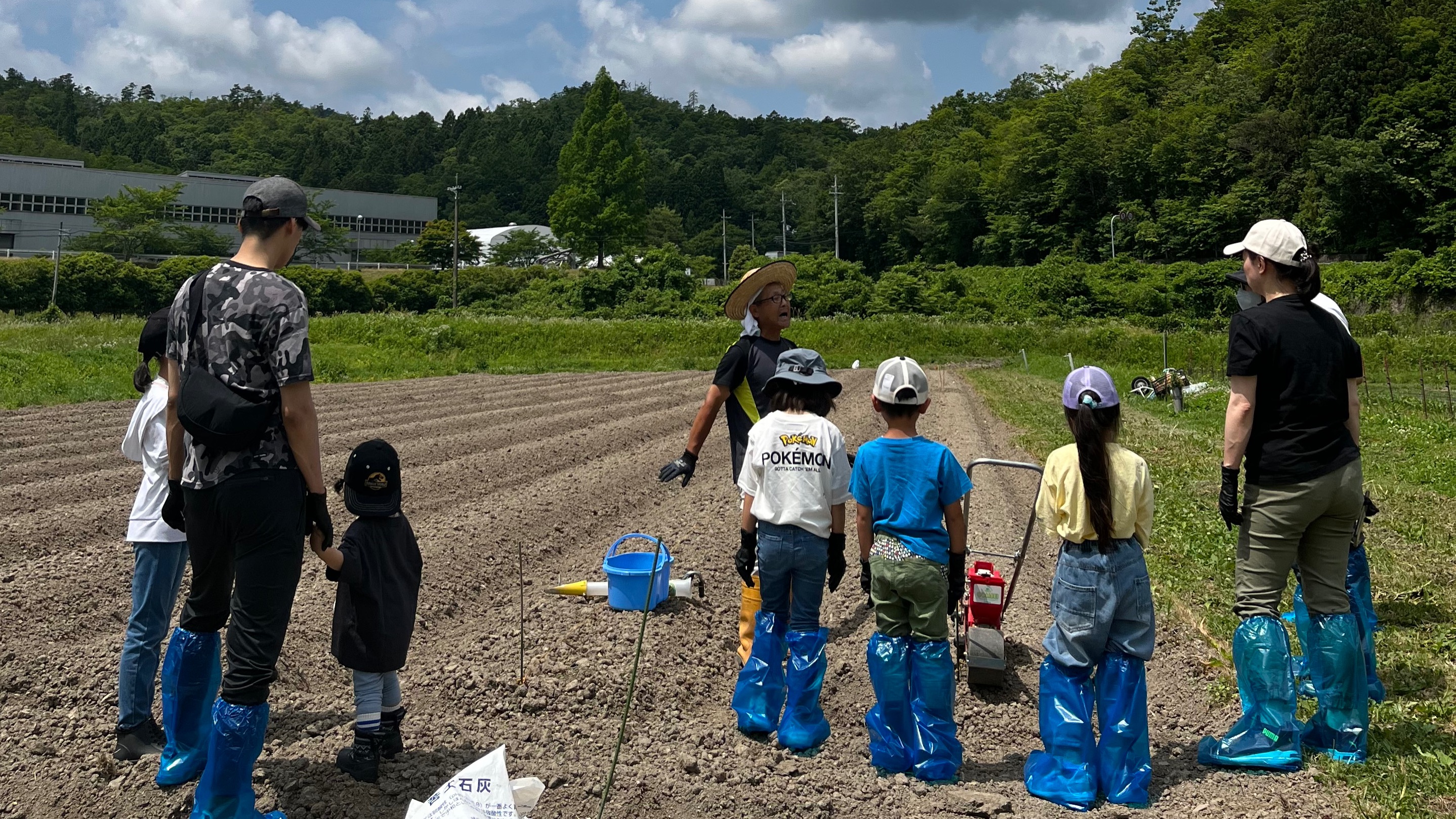 みんなで黒豆のたね植えたよ！