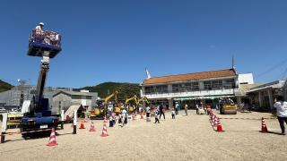 日和佐こども園で建設機械の体験会