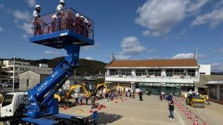 日和佐こども園で建設機械の体験会