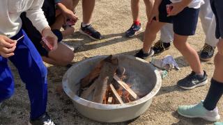 美波町立由岐小学校「収穫祭」にて火おこし体験をサポート