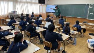日和佐小学校で出前授業を実施